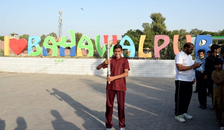 طالب علم سکولمپکس کی مشعل اٹھائے دوڑنے کو تیار ہے