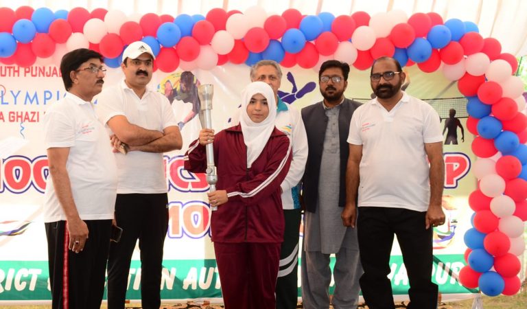 ڈپٹی کمشنر بہاول پور عرفان علی خان کاٹھیا، نامور اولمپیئن، فلائنگ ہارس سمیع اللہ خان اور سی ای او ایجوکیشن بہاول پور ظہار چوہان سکولمپکس کی مشعل طالبہ کے سپرد کر رہے ہیں