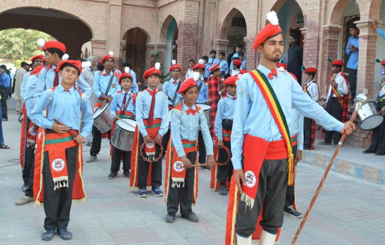 سکولمپکس مشعل فروزاں کرنے کی تقریب میں گورنمنٹ صادق ڈین ہائی سکول بہاول پور کے طلبہ کا وردی میں خوب صورت انداز